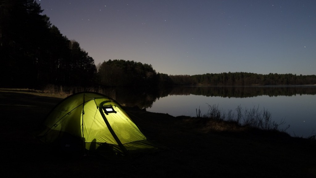 cicloturismo-acampada-lago